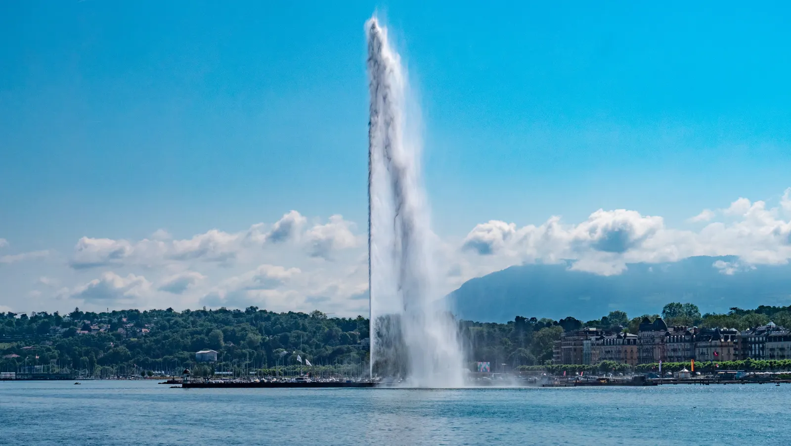 Le Jet d’eau de Genève sous un ciel bleu, au-dessus du Léman